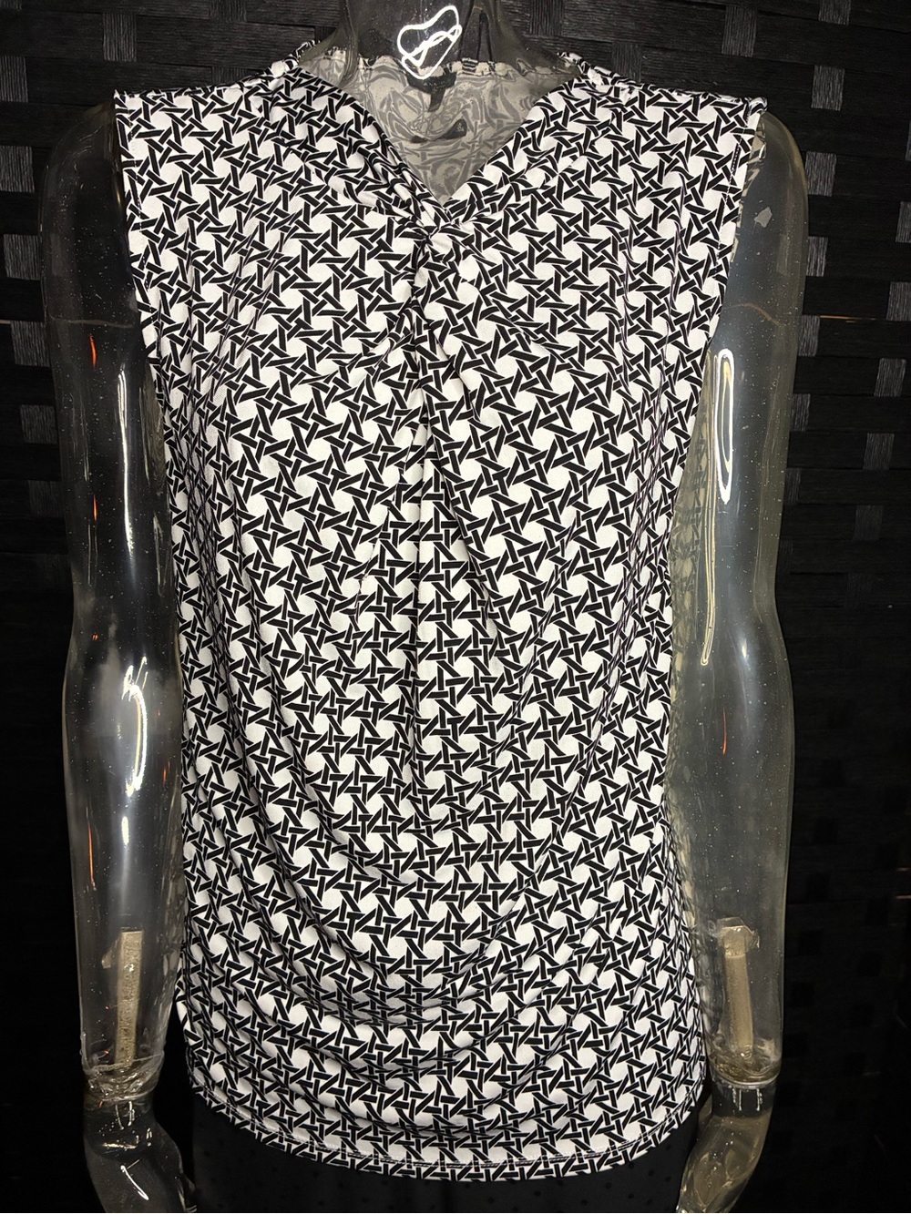 Ann Taylor Black & White Geometric Sleeveless V-Neck Camisole